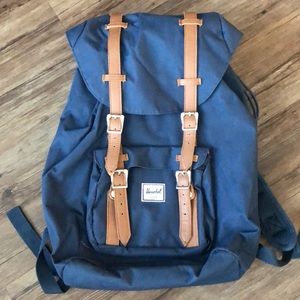 Herschel Little America Navy backpack. 17 liter